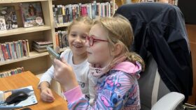 Druzina-v-knihovne-01